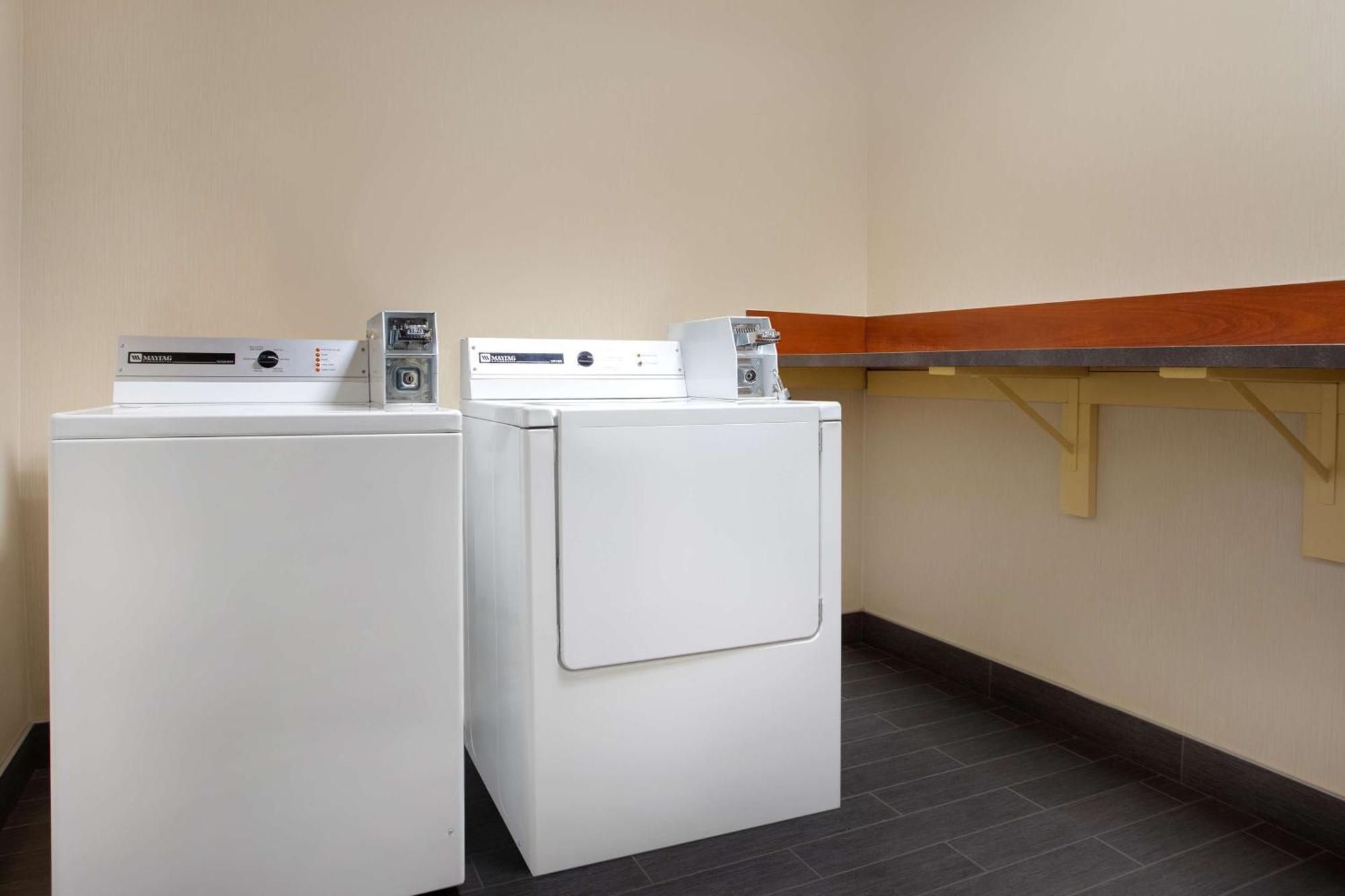 Hilton Garden Inn Omaha West Экстерьер фото